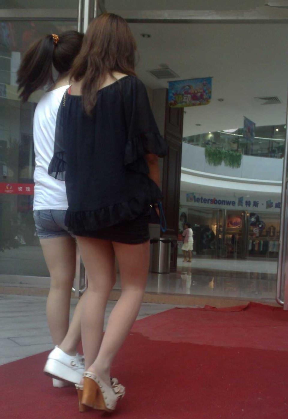 商场门口跟拍两个性感美腿短裙美女,商场门口跟拍两个性感美腿短裙美女