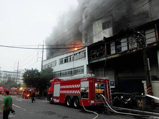台湾工厂火灾传出爆炸声 14人受伤送医2人病危