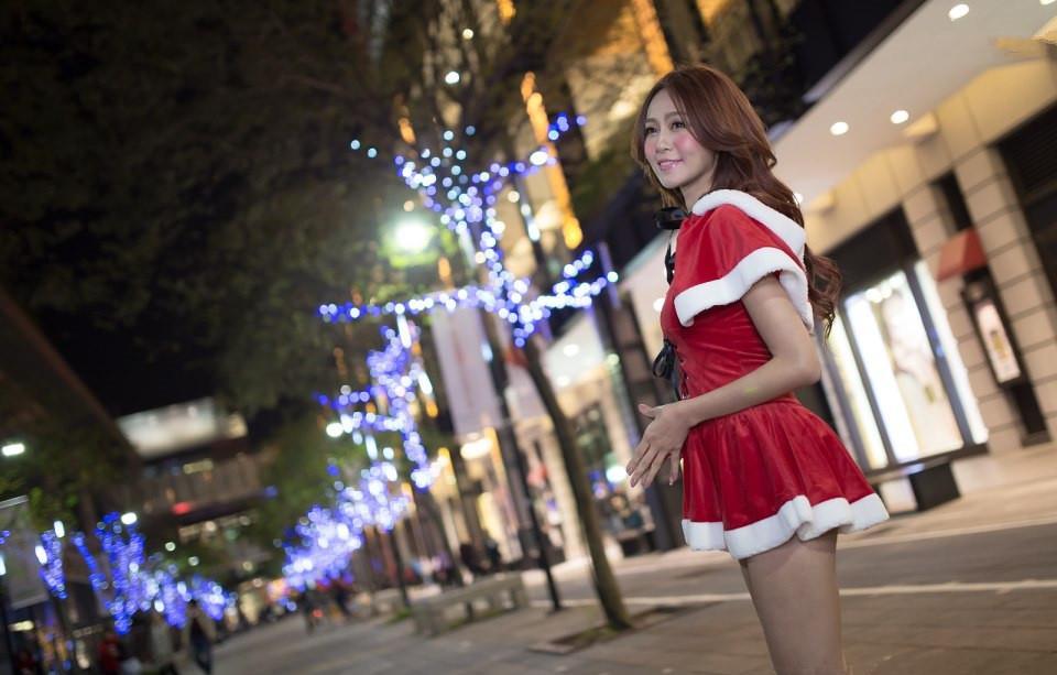 商业街漂亮的圣诞宝贝Winnie小短裙外拍写真,商业街漂亮的圣诞宝贝Winnie小短裙外拍写真