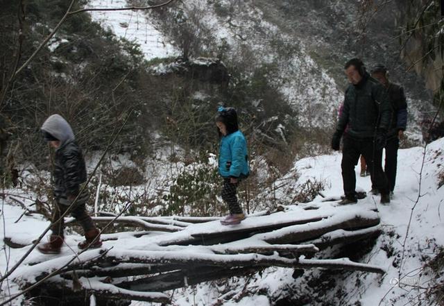 陕西22名孩子跋山涉水8公里求学 每天走1.5小时
