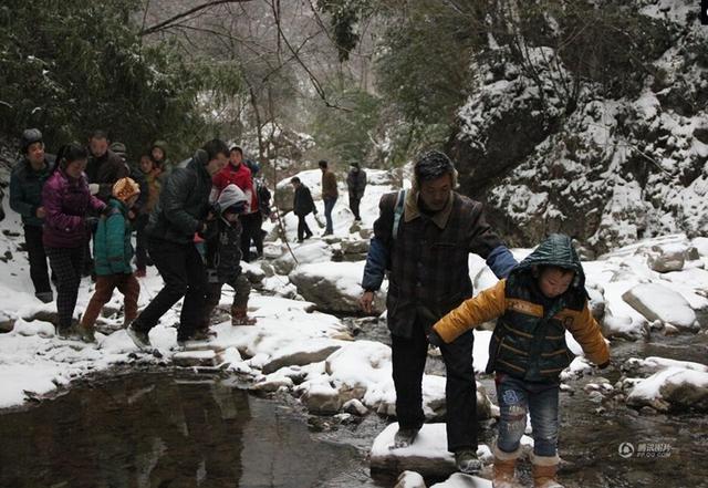 陕西22名孩子跋山涉水8公里求学 每天走1.5小时
