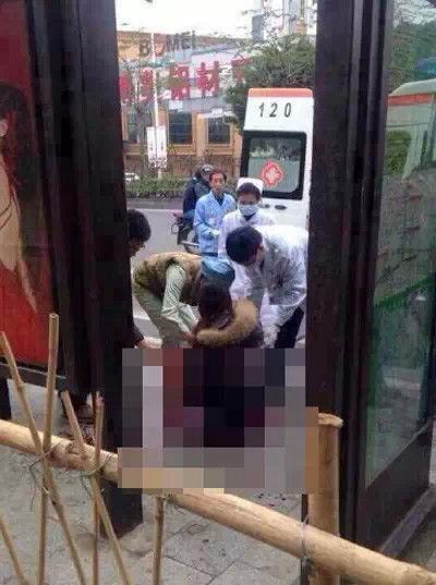 女子公交站遭抢劫被砍10几刀 幼女目睹全程(图)