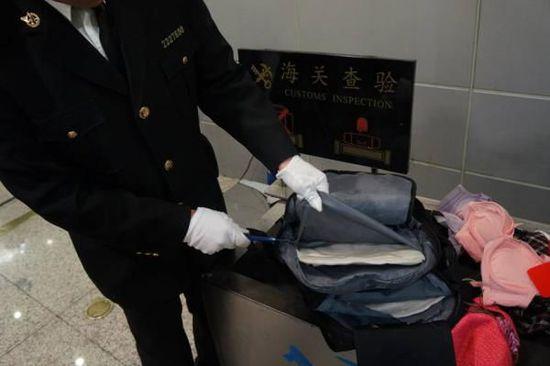 越南籍孕妇包内藏1452克毒品从上海机场入境被查