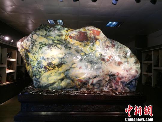 广西桂林现18吨重七彩鸡血玉 估价逾3亿