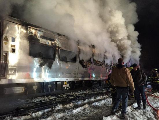 美国纽约州火车与轿车相撞 至少已致6人死
