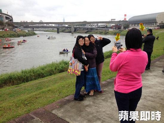 台湾坠机现场有民众持剪刀手微笑自拍遭谴责(图)