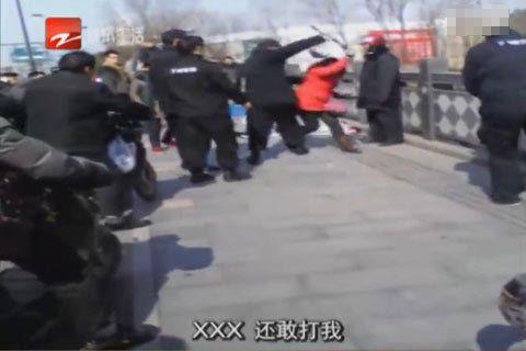 围殴小贩杭州4城管系当地街道聘请的“保序员”