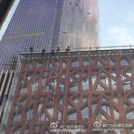 广州7名工人坐工地楼顶外墙上追讨欠薪 已被劝下