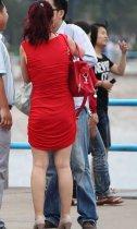 在青岛旅游的红色连衣短裙性感少妇