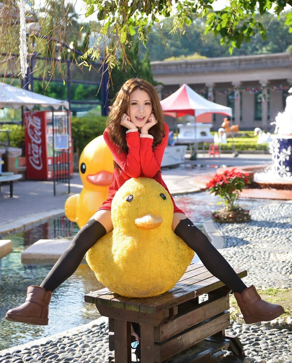 公园里坐在小黄鸭上的红衣美女许睿瑜,公园里坐在小黄鸭上的红衣美女许睿瑜