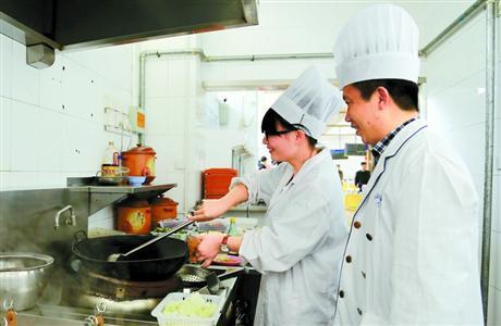 沪高校不少大学生下到厨房 为厨师们烧年夜饭