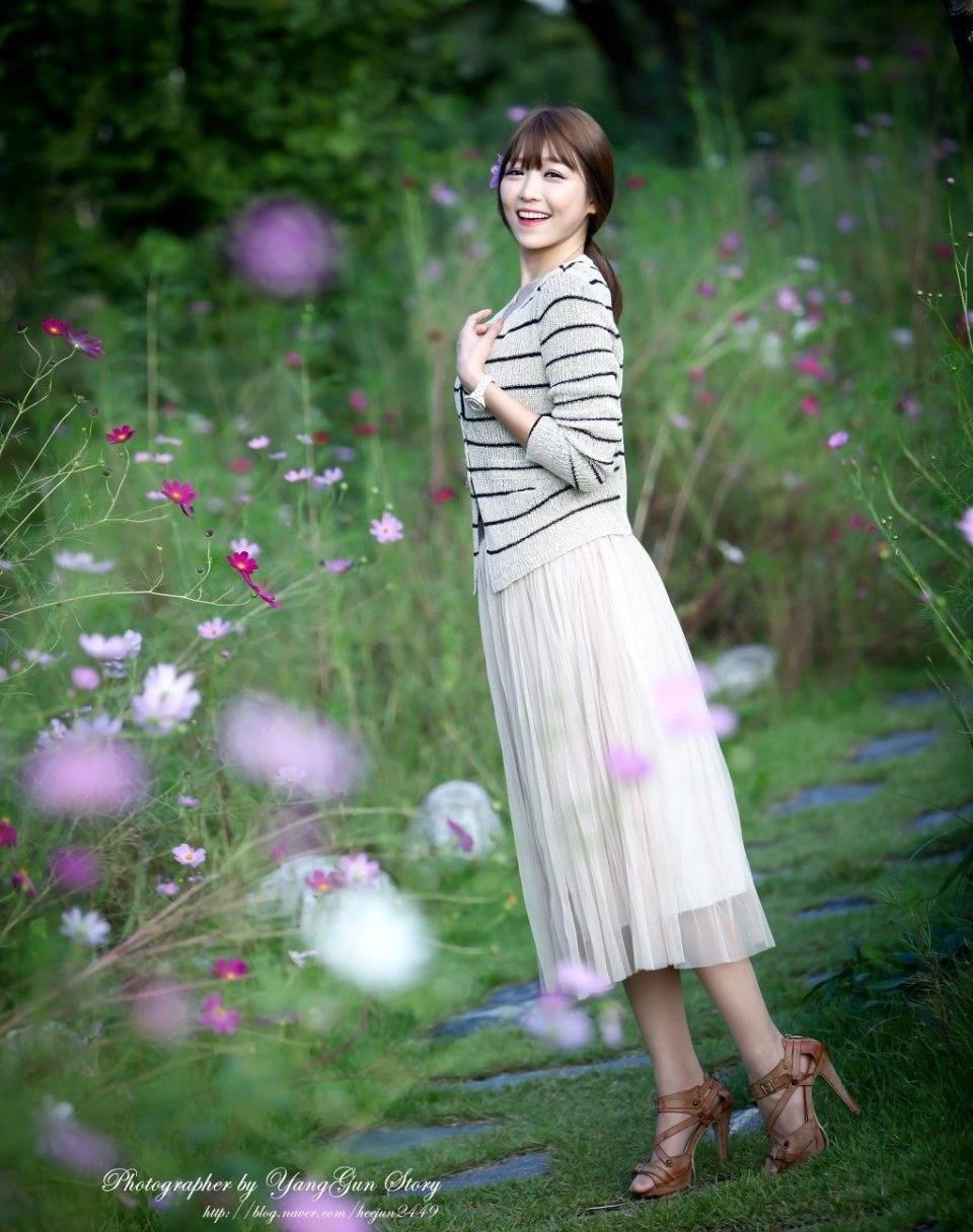 韩国美女李恩慧漫步在绿野花香的公园,韩国美女李恩慧漫步在绿野花香的公园