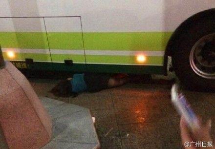 公交车失控撞上客运站台 1名女子被车身压住