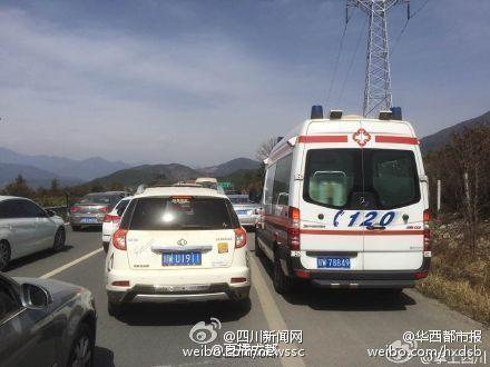 四川雅西高速因车祸堵车数十公里 救护车被堵死