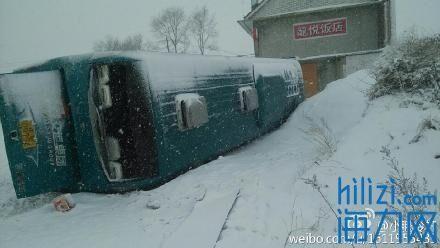 大连至丹东客车雪天侧翻 20余人受伤4人重伤(图)