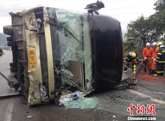 京昆高速广元境内大客车侧翻至20多人伤。