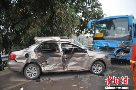 自贡境内小车撞客车致3死3伤。