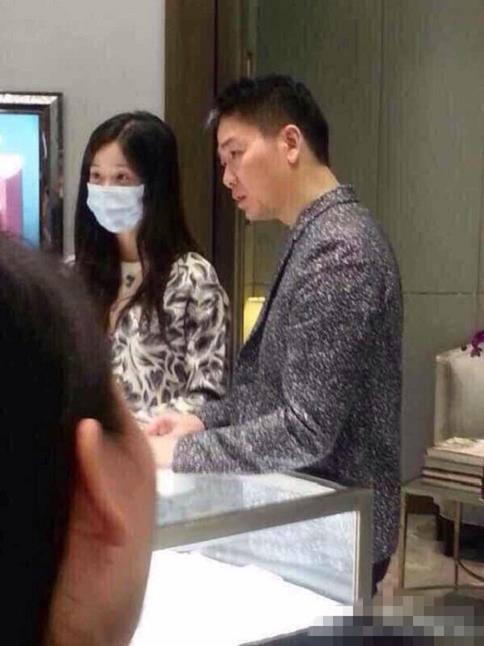 奶茶妹妹章泽天和刘强东在南京高档商场挑选钻戒的照片