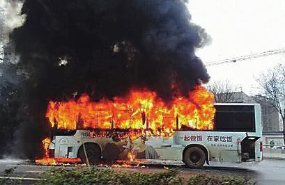 陕西一公交车行驶中自燃 20余名乘客无伤亡(图)