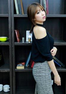 书房里的韩国美女李恩慧性感写真