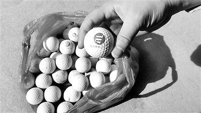 村民屋顶屡受高尔夫球"空袭" 一年捡到20多个球