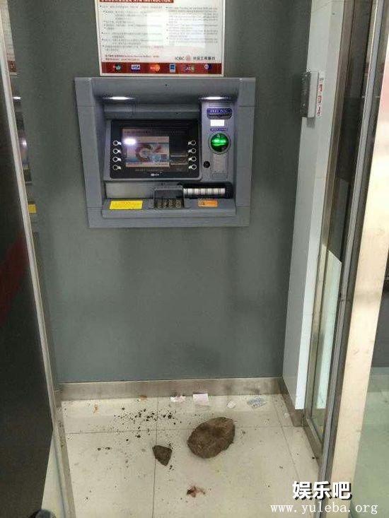 95后男子砸ATM机：饿了两天 想进警局吃饭睡觉