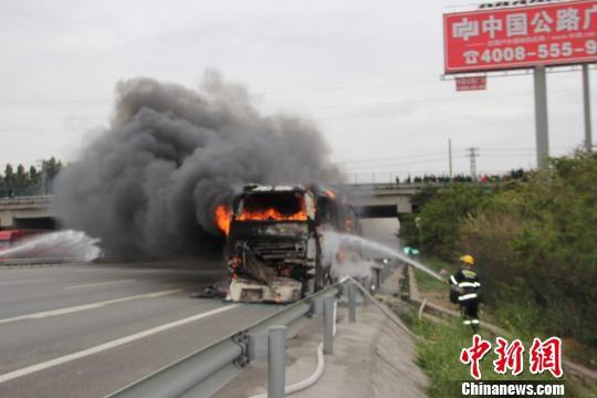 福建一客车高速路上起火烧毁 车上39人安全逃生