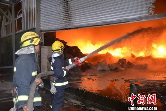 四川江油一食品加工厂突发大火 损失约千万