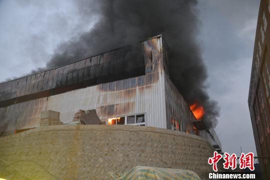 四川江油一食品加工厂突发大火 损失约千万