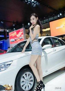 2014广州车展北京汽车展台身穿银灰色裹胸露背裙的美女车模李田甜