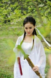 气质女神潘思羽公园古装写真 透视蕾丝白纱如仙女