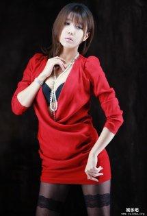 韩国ShowGirl许允美红色包臀裙黑丝袜写真