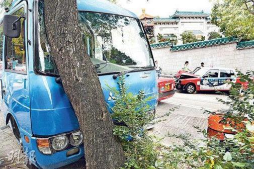 香港街头上演“生死时速” 小巴无人驾驶乘客自救