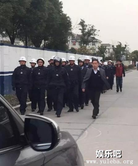 松江200余人遭煽动围堵派出所 执法员文明执法