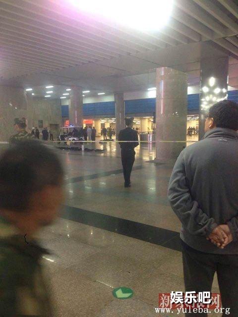 男子北京西站坠楼身亡 目击者称其酗酒