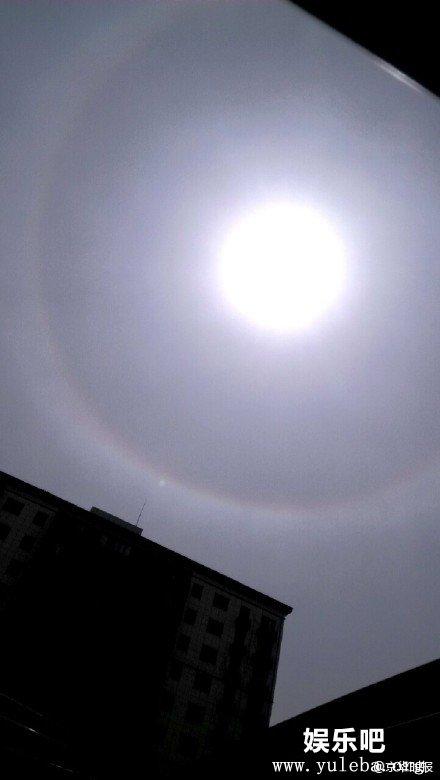 北京上空出现日晕 彩色光圈似彩虹(图)