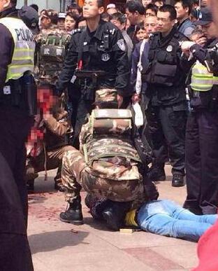 人民广场发生持刀伤人事件 行凶者已被特警制服
