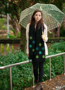 台湾清纯美女RIko小源在细雨绵绵中漫步
