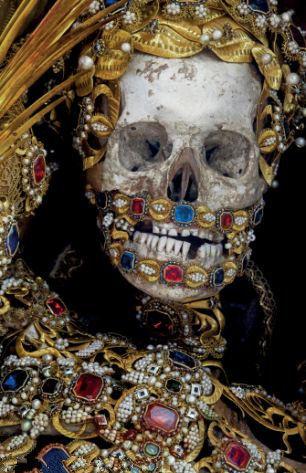 墓穴现400年骷髅 全身镶满珠宝