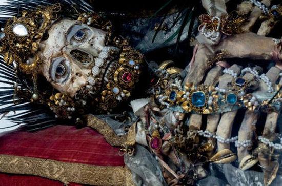 墓穴现400年骷髅 全身镶满珠宝