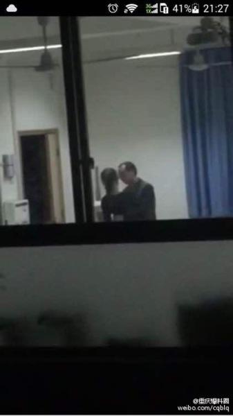 网曝重庆一中学老师与女生在办公室发生不雅行为