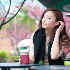 台湾清纯美女RIko小源悠闲的喝着咖啡
