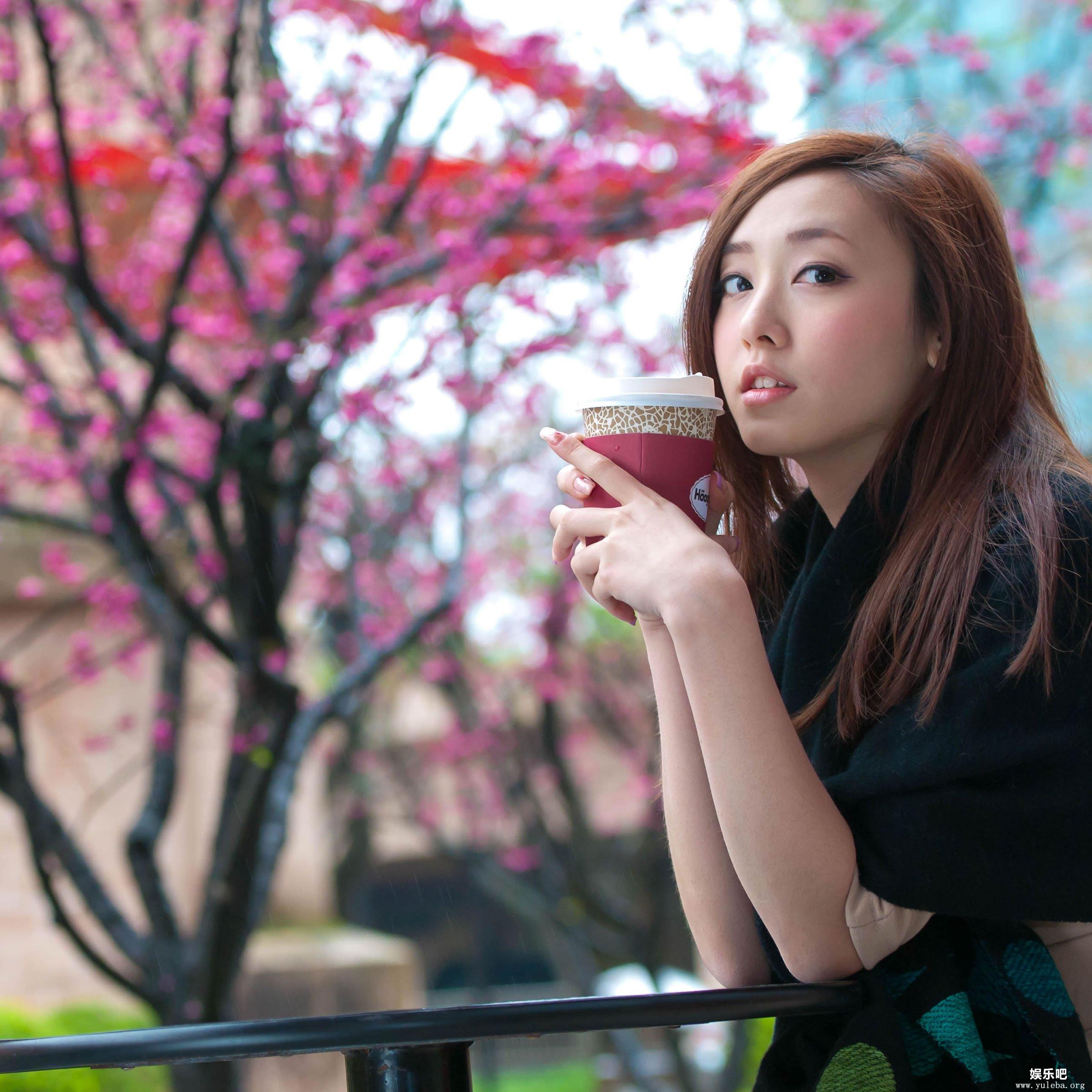 台湾清纯美女RIko小源悠闲的喝着咖啡,台湾清纯美女RIko小源悠闲的喝着咖啡
