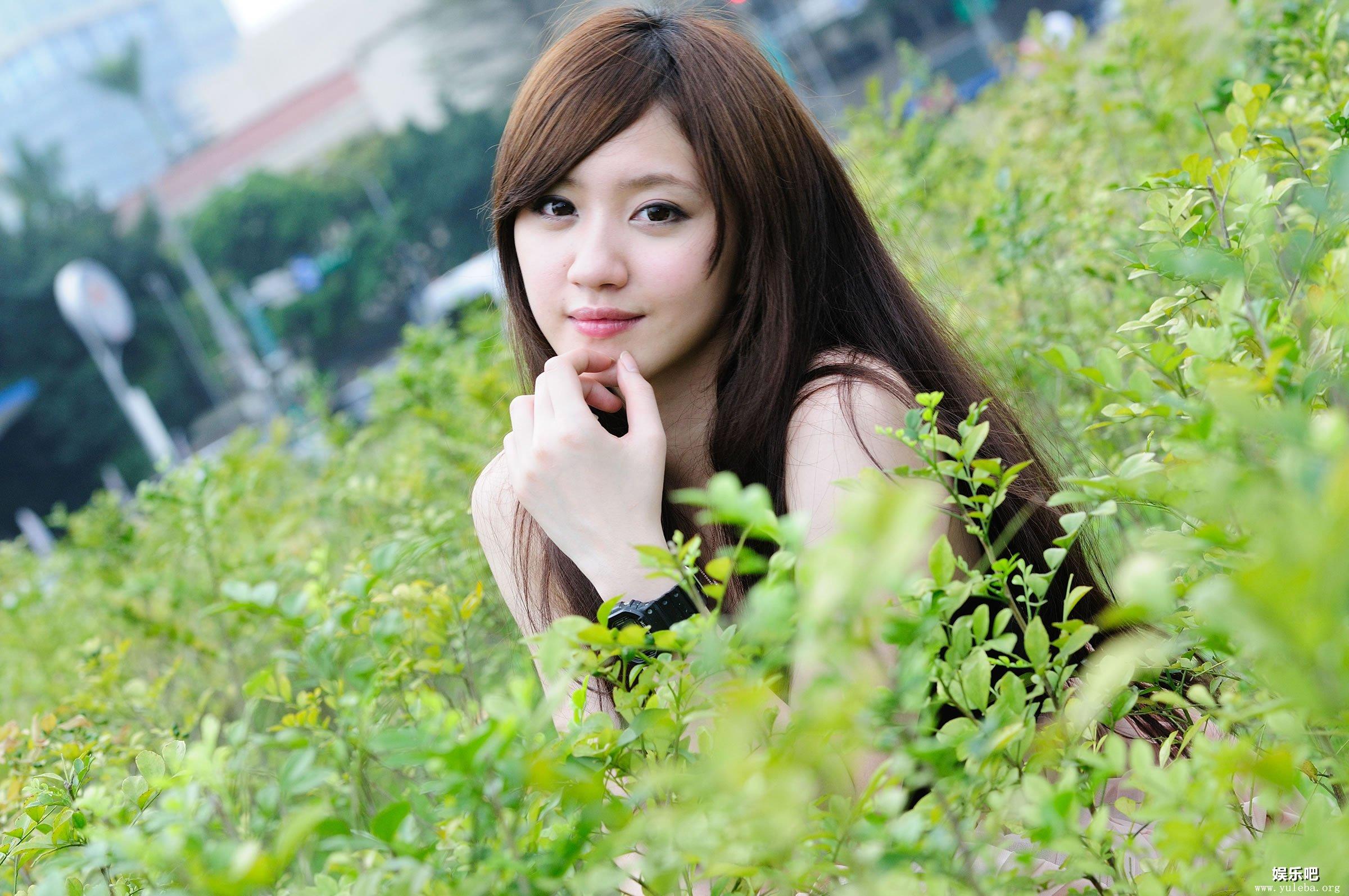 台湾清纯美女小雅草丛中外拍写真,台湾清纯美女小雅草丛中外拍写真