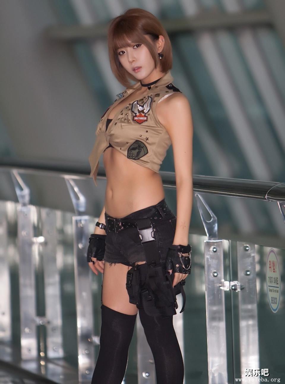 展厅外韩国顶级ShowGirl许允美超酷的装扮,展厅外韩国顶级ShowGirl许允美超酷的装扮