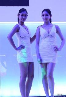 Chinajoy穿着白色深V紧身裙的美女模特