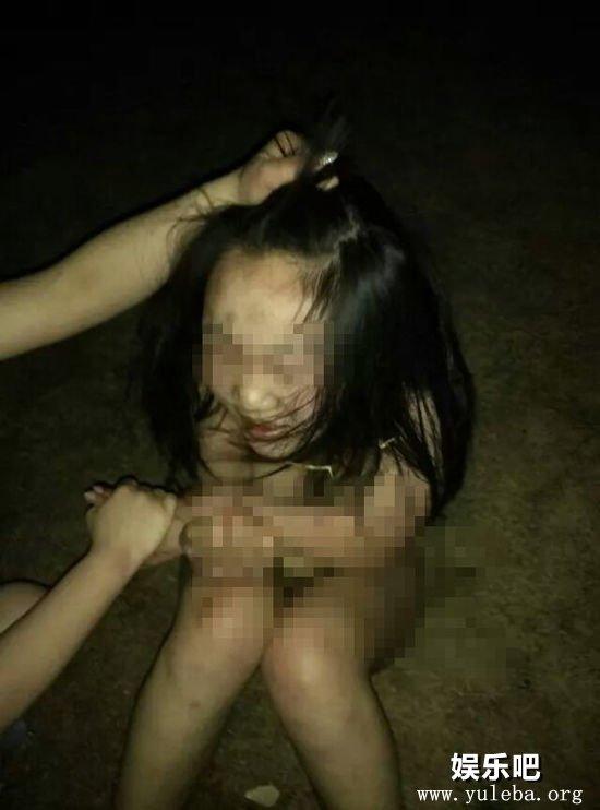 江苏一女大学生遭扒光殴打 被拽头发面对镜头