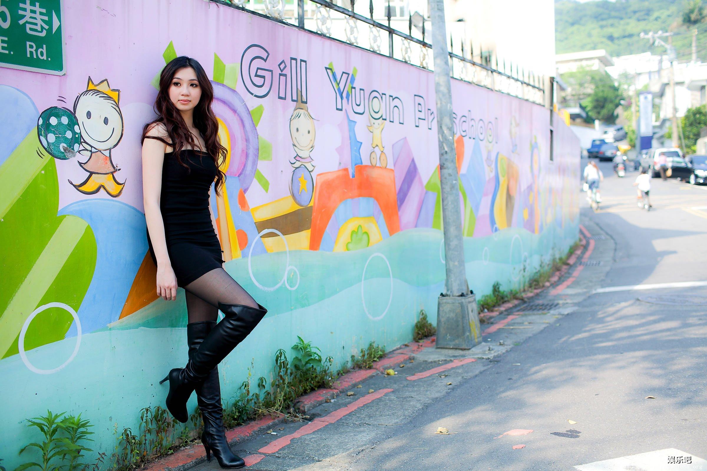 黑色长靴美女Vivian漫步在城市的街头,黑色长靴美女Vivian漫步在城市的街头