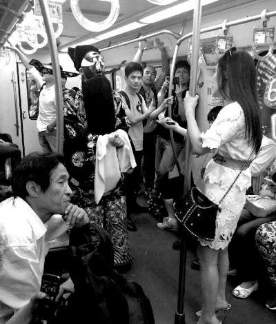 男子穿包公戏服画脸谱进地铁与女乘客发生口角