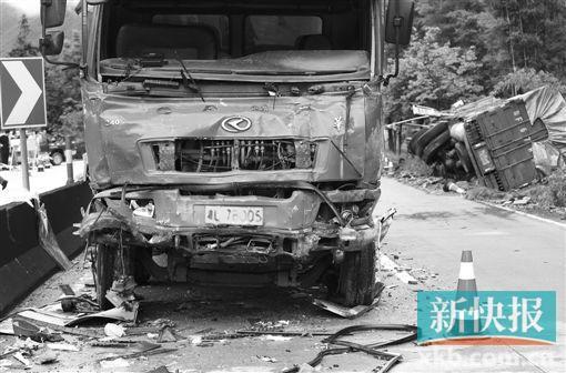广州3辆车相撞致7人身亡 路边多根指示牌被撞飞